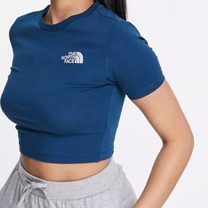 The North Face Cropped T-Shirt un blue.
